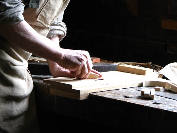 Nuestro equipo de profesionales cuenta  con muchos años de contrastada <strong>experiencia</strong> en el sector de la <strong>carpintería de madera en Aín</strong>.
